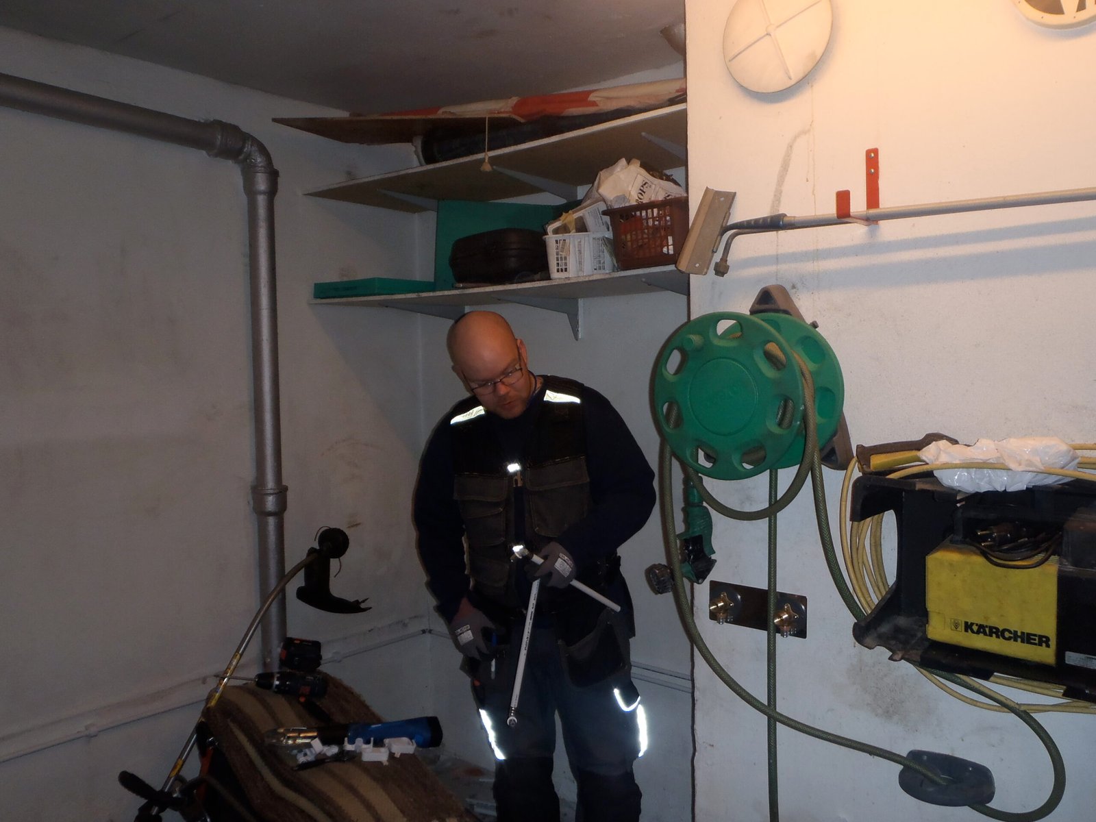 Putkikartelli asentaa putkia rivitalossa. 